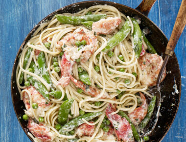 Linguine with Maine Lobster and Creamy Garlic Sauce